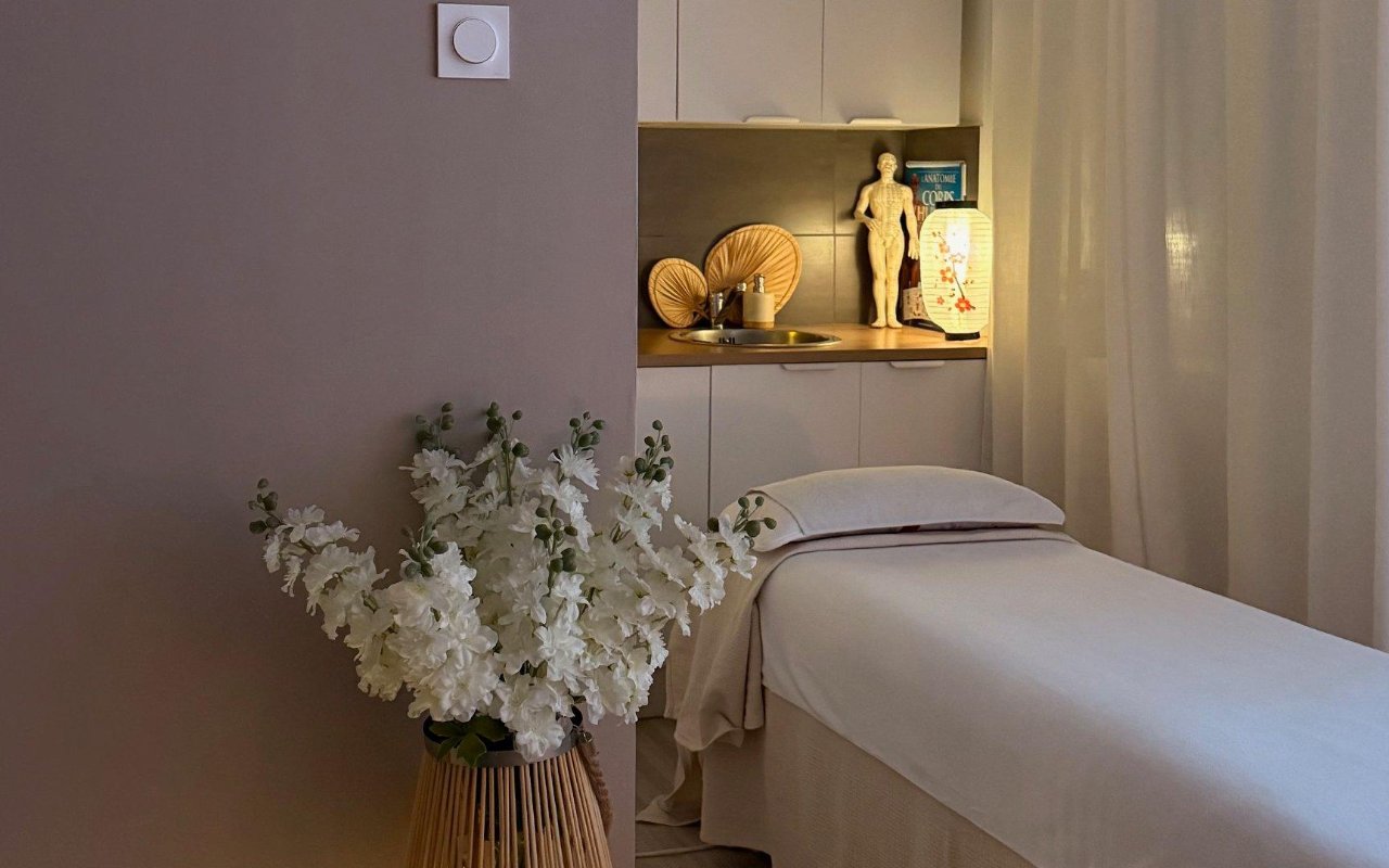 Table de massage chauffante et ambiance zen du cabinet LM Harmonie Marseille Vieux-Port