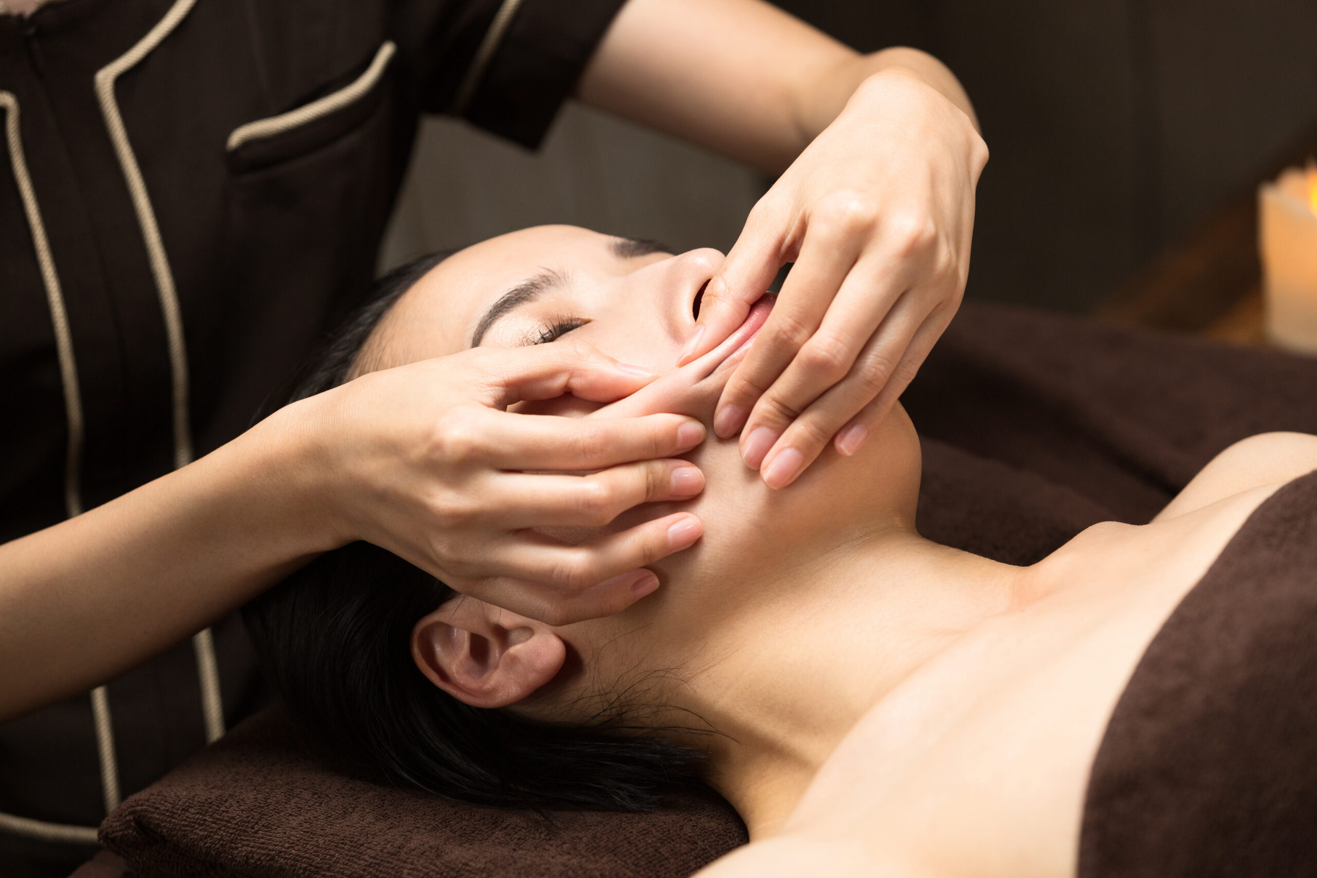 Gestuelle précise du massage facial japonais Kobidô par Linda Tabakh à Marseille